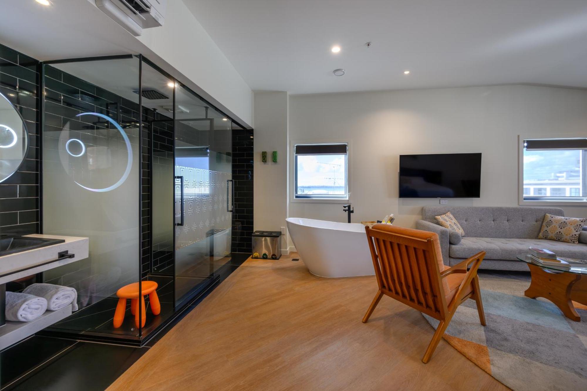 Hotel Ohtel Auckland Exteriér fotografie A modern bathroom with a freestanding bathtub