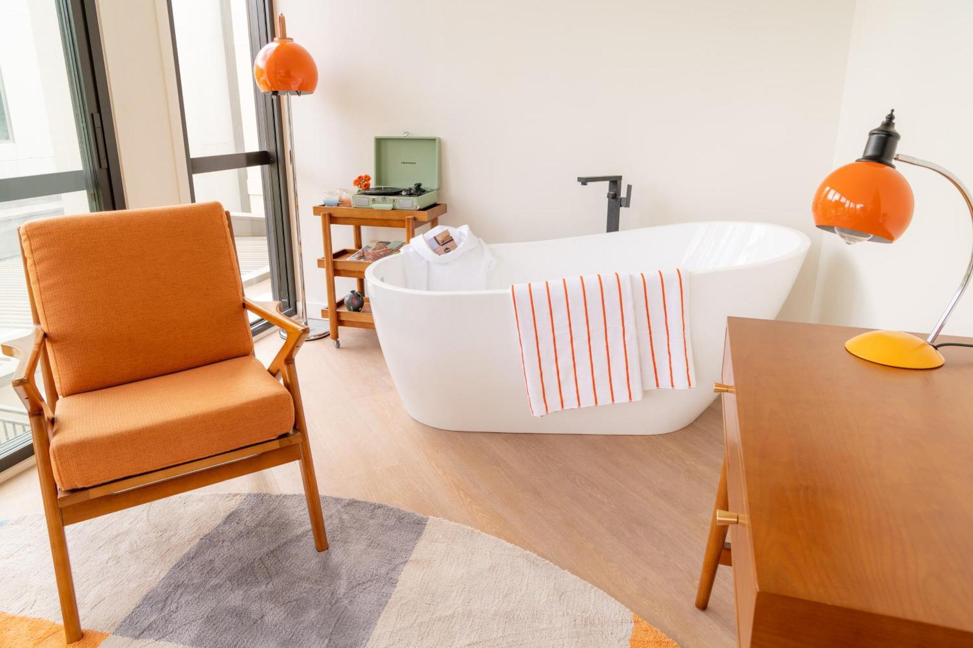 Hotel Ohtel Auckland Exteriér fotografie A freestanding bathtub