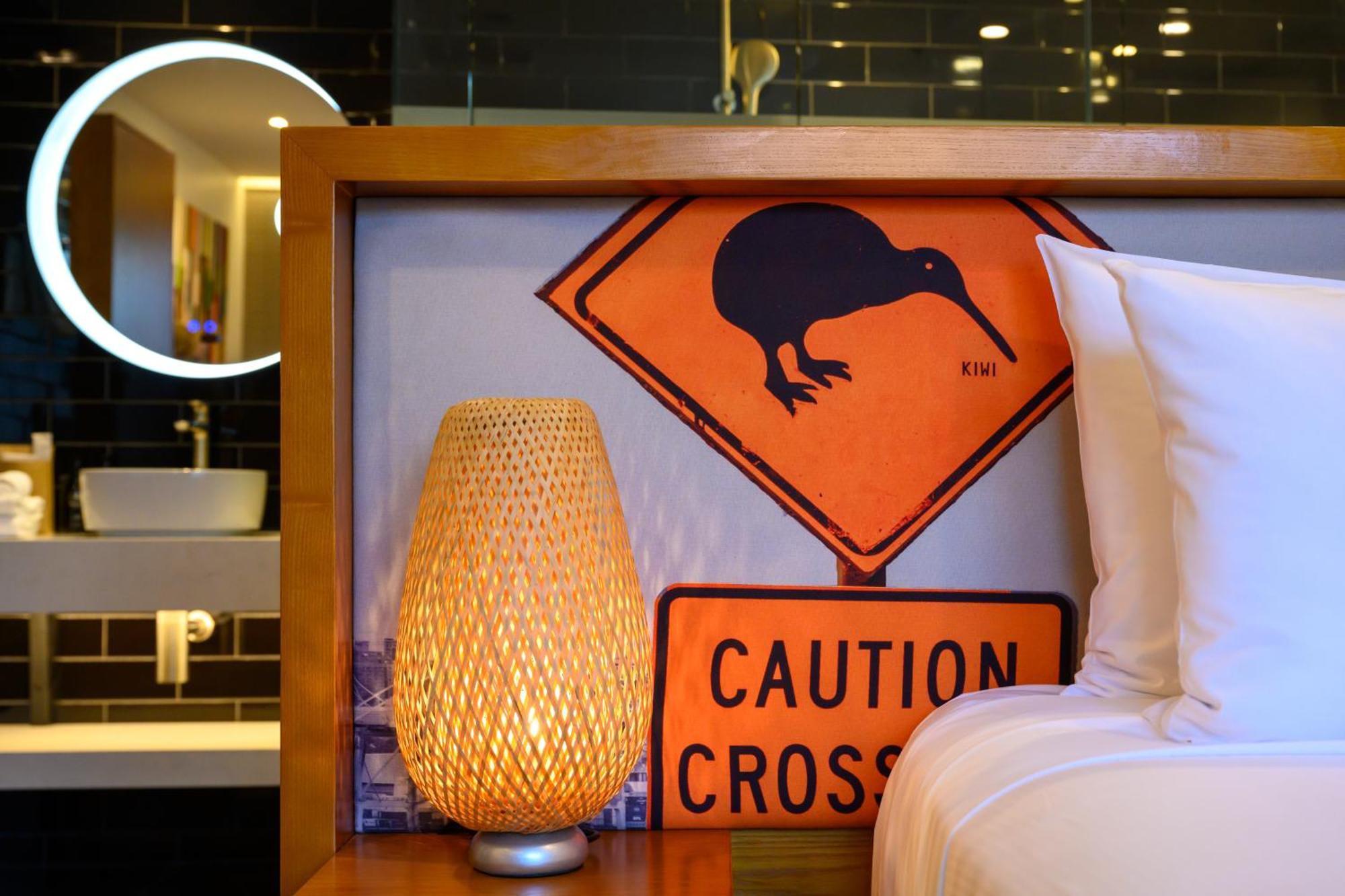 Hotel Ohtel Auckland Exteriér fotografie A warning sign for kiwis