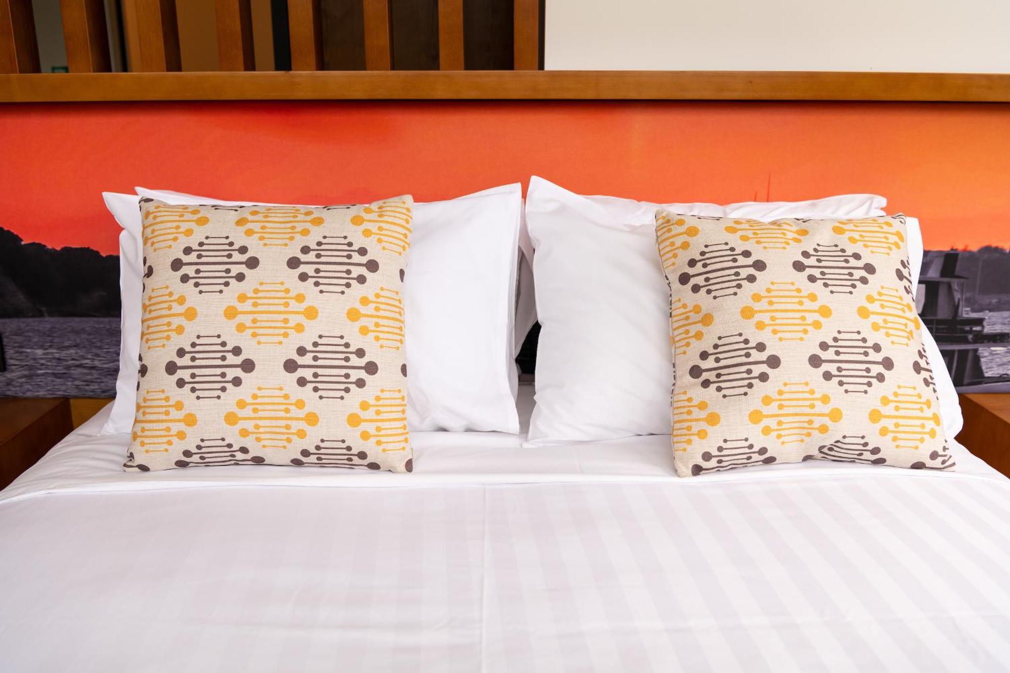 Hotel Ohtel Auckland Exteriér fotografie Two cushions on a bed