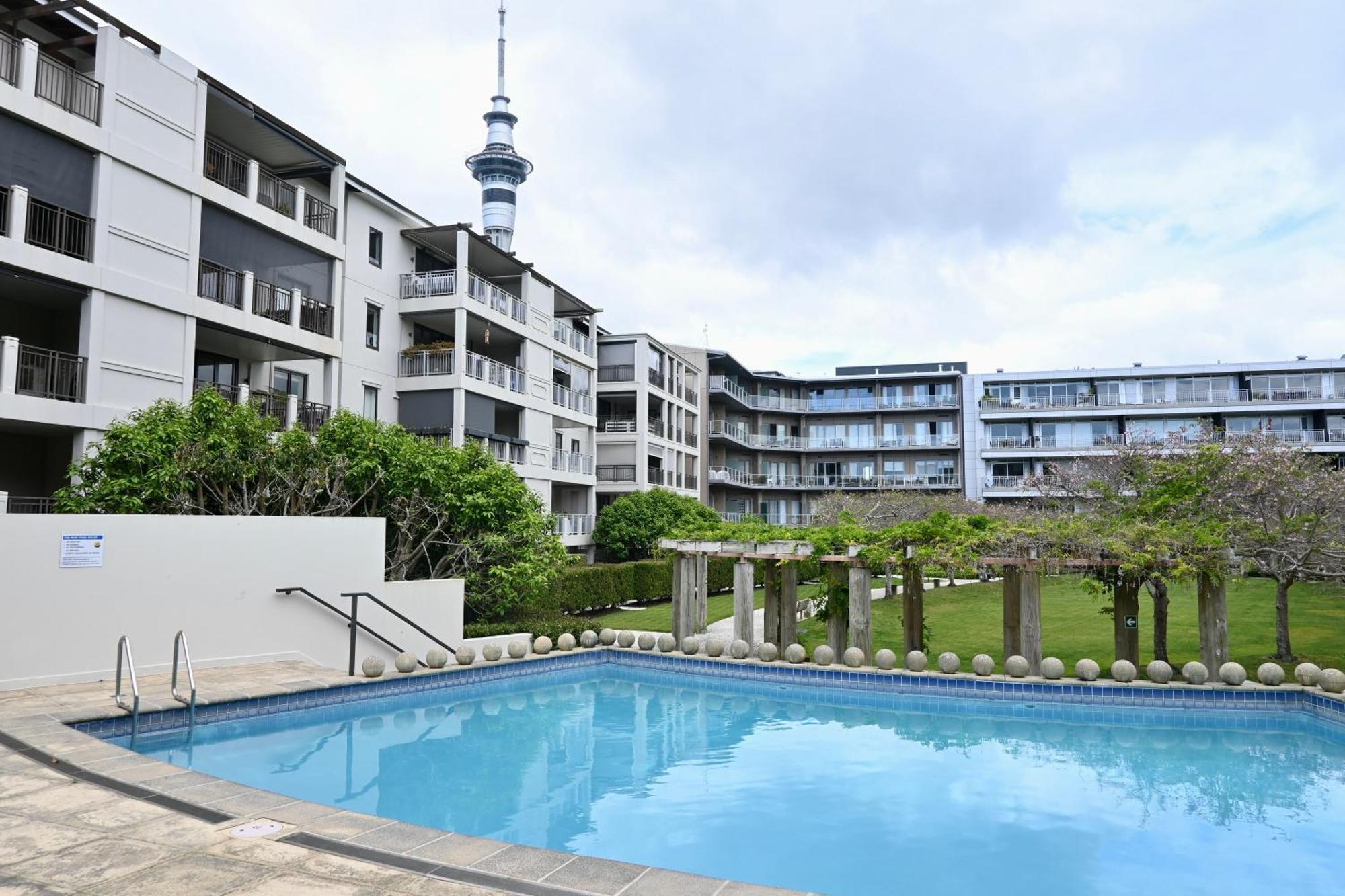 Hotel Ohtel Auckland Exteriér fotografie The swimming pool at the complex
