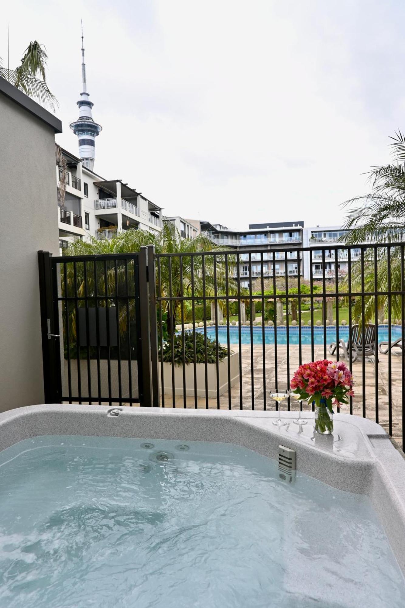 Hotel Ohtel Auckland Exteriér fotografie A spa in a hotel